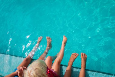 Oğlan ve kız havuzda suyla oynuyorlar, çocuklar sahilde tatil yapıyorlar.