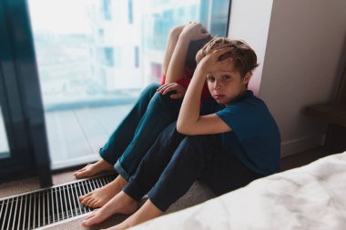 Stresli çocuklu anne evde kalıyor, ailesi tehlikede.