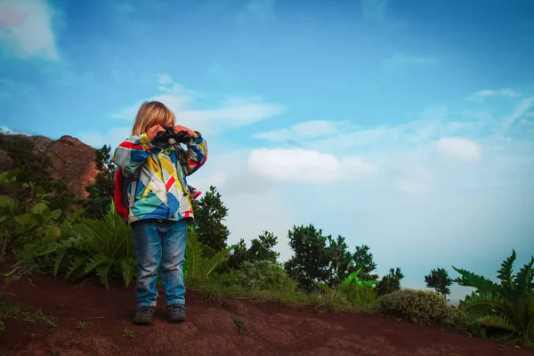 Kleines Mädchen mit Fernglas erkundet die Natur, Familie auf Abenteuer — Stockfoto