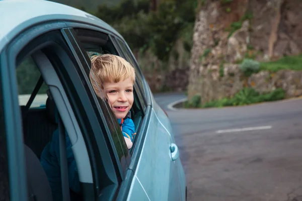 Feliz lindo niño viajar en coche en las montañas, vacaciones de viaje por carretera —  Fotos de Stock