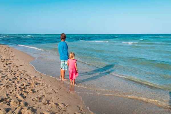 Pai e filha na praia, família no mar — Fotografia de Stock