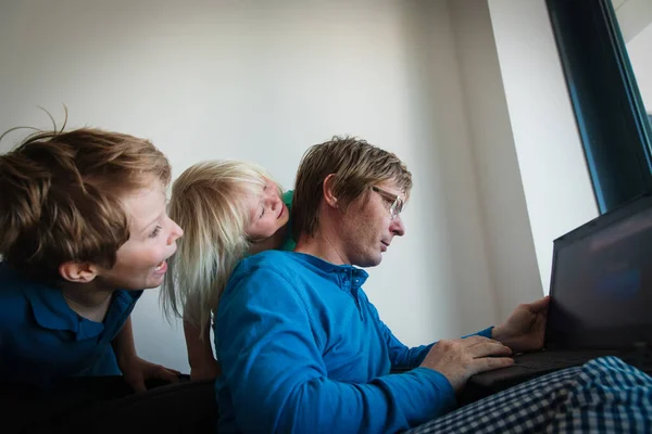 Padre tratar de trabajar desde casa mientras los niños gritan hacer ruido —  Fotos de Stock