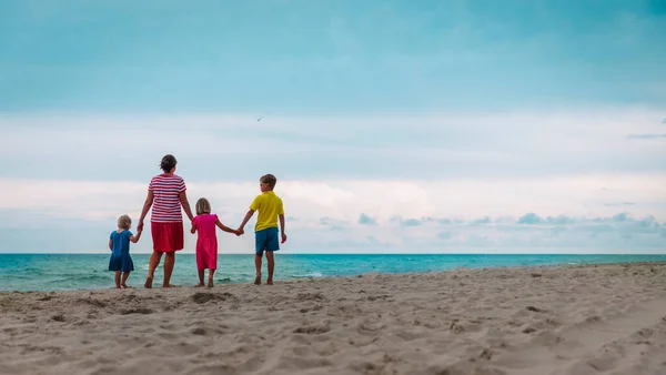 Mãe com crianças caminhar na praia tropical — Fotografia de Stock