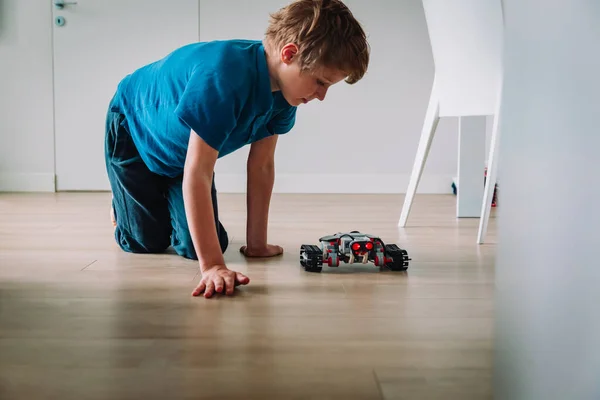 Menino robô de teste que ele construiu em casa, STEM para crianças — Fotografia de Stock