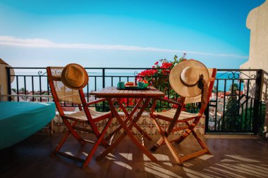 Manzaralı kahvaltı, denizde seyahat, tatilde dinlenme.