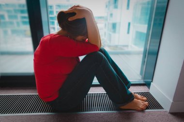 Üzgün kadın, umutsuzluk ve depresyon evde kalmaktan kaynaklanıyor.