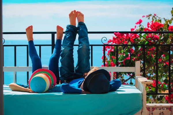 Kinder - kleiner Junge und Mädchen - entspannen auf der Balkonterrasse — Stockfoto
