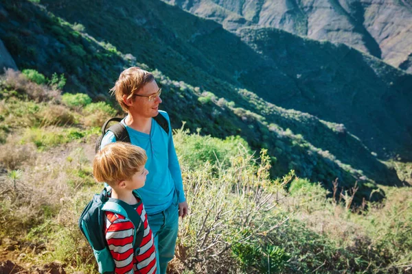 Far och son resa i naturen, familj njuta av vandring i bergen — Stockfoto