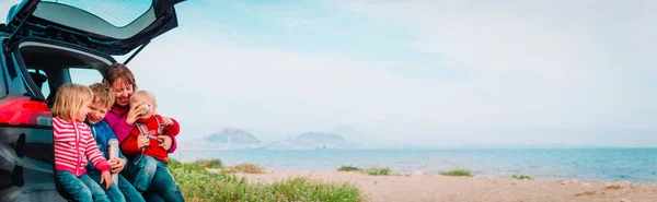 Mãe feliz com crianças viajar de carro perto da praia — Fotografia de Stock