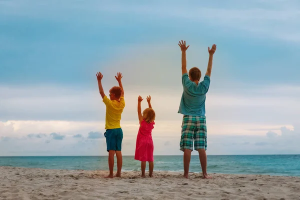 Padre e figli in vacanza al mare, famiglia al mare — Foto Stock
