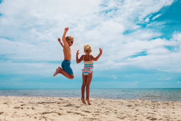 Gelukkig jongen en meisje genieten van strand, kinderen spelen op zee vakantie — Stockfoto