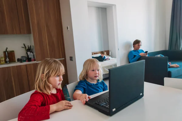 Kinder lernen von zu Hause aus mit dem Vater, die Familie bleibt zu Hause — Stockfoto