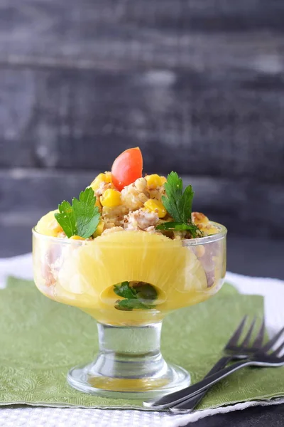Куриный салат с ананасом и грецкими орехами в стеклянной тарелке на темном абстрактном фоне. Концепция здорового питания. Здоровое питание . — стоковое фото