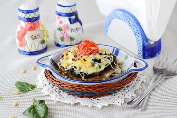 Grillet portobello-sopp med spinat, pinenøtter, løk og ost i en keramisk gryte. Helatespisende konsept. Middelhavets livsstil . – stockfoto