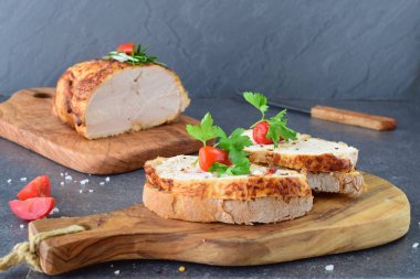 Sandviç ile kavrulmuş tavuk göğsü zeytin Ağaç kesme tahtası. Sağlıklı beslenme kavramı. Diyet