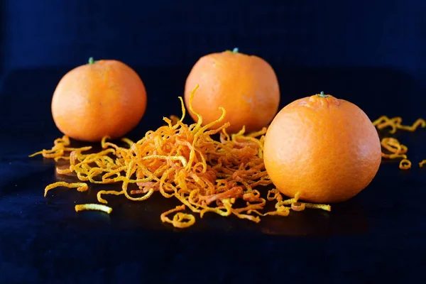 Цедра апельсина с полными фруктами на темно-синем фоне. Селективный фокус . — стоковое фото
