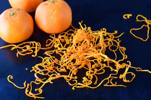 Цедра апельсина с полными фруктами на темно-синем фоне. Селективный фокус . — стоковое фото