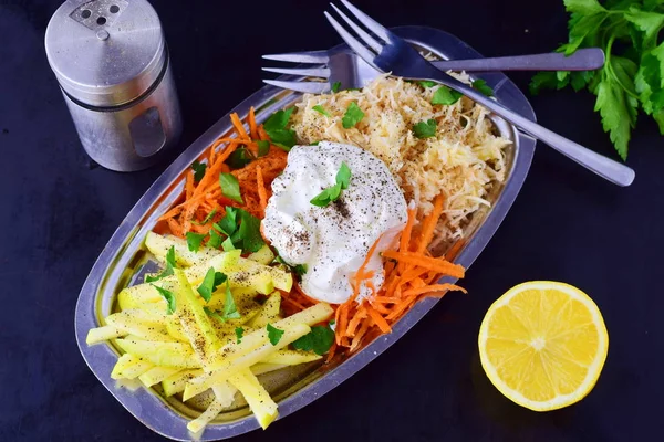 Свежий салат с сельдереем, яблоко, морковь с йогуртом на металлической пластине на сером фоне. Концепция здорового питания. Диета . — стоковое фото