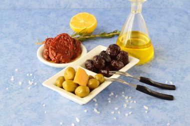 Yunan mutfağı yemekleri kümesi: zeytin, kurutulmuş domates, limon, Cam Kavanoz zeytin yağı ile güneş. Geleneksel Yunan yemekleri. Akdeniz yaşam tarzı