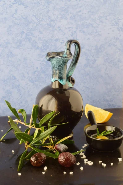 Оливки на гілці, Глек з оливкової олії на традиційні грецькі фоні — стокове фото