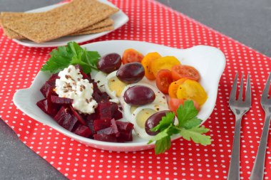 Sağlıklı kahvaltı ile pişirmek kolay yumurta, pancar taze domates, zeytin, peynir ve patates cipsi ile keten tohumu haşlanmış. Sağlıklı gıda kavramı.