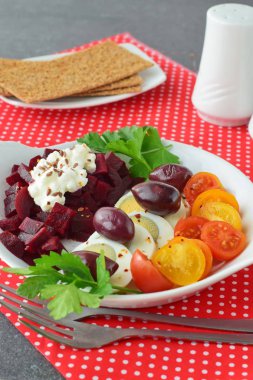 Sağlıklı kahvaltı ile pişirmek kolay yumurta, pancar taze domates, zeytin, peynir ve patates cipsi ile keten tohumu haşlanmış. Sağlıklı gıda kavramı.