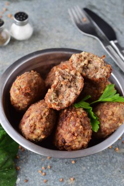 Buğday bir metal köfteyle gri bir arka plan üzerinde top. Sağlıklı gıda. Sağlıklı beslenme kavramı.