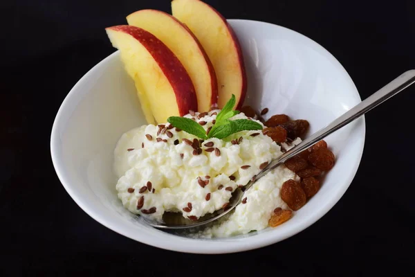 Здоровый завтрак: творог с семенами льна, изюмом, свежие яблоки. Концепция здорового питания . — стоковое фото