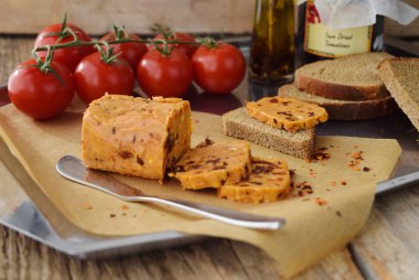 Destek kağıtları üzerinde yayılır için kurutulmuş domatesli ev yapımı tereyağı. Sağlıklı gıda kavramı.