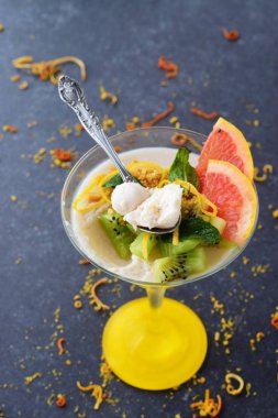 Jöleli tatlı ile greyfurt, kivi gri bir arka plan üzerinde bir cam. sağlıklı gıda.