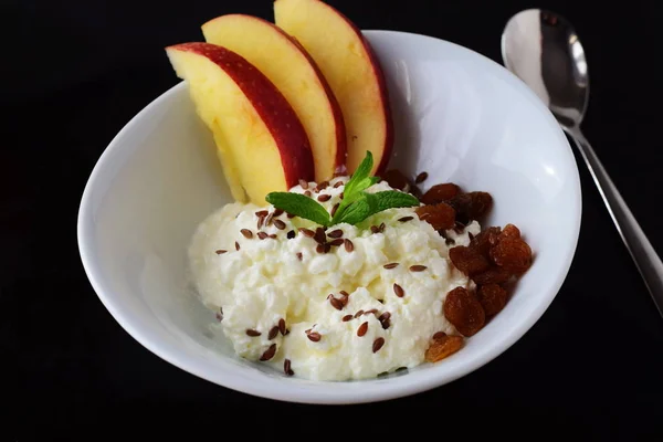 Здоровый завтрак: творог с семенами льна, изюмом, свежие яблоки. Концепция здорового питания . — стоковое фото