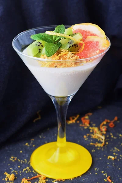 Желейный десерт с грейпфрутом, киви в стакане на сером абстрактном фоне. здоровое питание . — стоковое фото