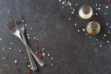 Gri arka plan çatal ile tuzluk. Metin için yer.