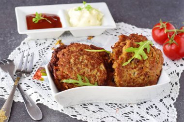 Gri bir arka plan üzerinde beyaz bir kase yoğurt ve domates soslu kızarmış yumurta bitki börek. Sağlıklı gıda. Sağlıklı kahvaltı.