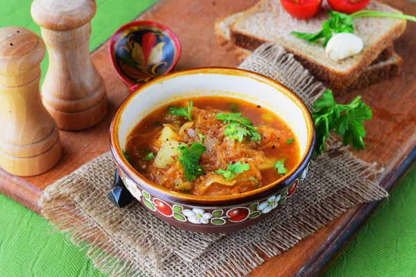Простой квашеный суп с овощами в традиционной миске на деревянном фоне. Крепление пищи. Вегетарианская еда. Концепция здорового питания . — стоковое фото