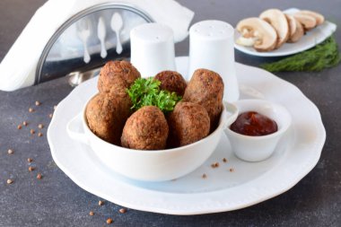 Buğday ve gri bir arka plan üzerinde beyaz bir kase mantar toplar. Diyet. Açlık gıda. sağlıklı beslenme kavramı.