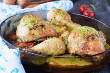 Fırın patates ve tatlı patates, baharat, otlar zeytin yağı Zeytinyağlı. Ana yemek, sağlıklı gıda kavramı.