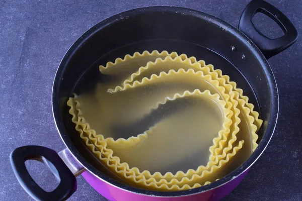 Cozinhar lasanha vegetariana em rolos com cogumelos, páprica, azeitonas, molho de tomate. Cozinhar lasanha deixa em uma panela. Comida saudável. Comida vegetariana. Cozinhar passo a passo . — Fotografia de Stock