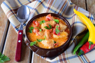 Geleneksel Macar yemeği alll─▒n kırmızı biber ve kremsi sause seramik bir tencerede tavuk. Sağlıklı beslenme kavramı.