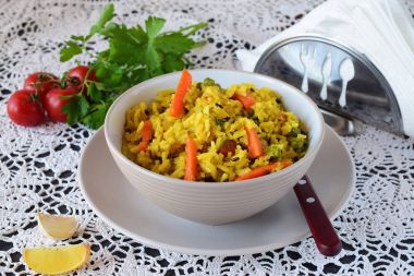 Pirinç ile yemek pişirmek kolay, beyaz bir arka plan üzerinde bir kapta havuç, soğan raisans ve zeytin yağ. Sağlıklı beslenme kavramı.