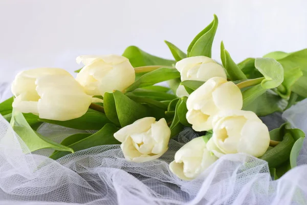 Tulipanes blancos sobre un paño blanco claro. Concepto de boda. Amor. . — Foto de Stock