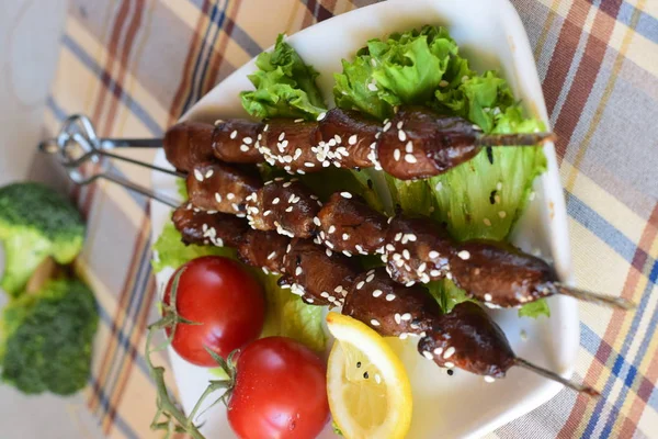 Horno cocido corazones de pollo en palos con verduras. Alimento saludable . —  Fotos de Stock