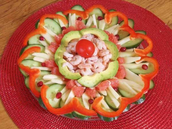 Salade d'avocat aux crevettes et concombre. Mode de vie sain et concept d'alimentation . — Photo