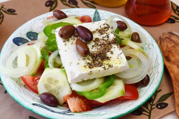 Salade grecque avec tomate, oignon, concombre, paprika sucré, fromage feta, origan, vinigar, huile d'olive et olives . — Photo