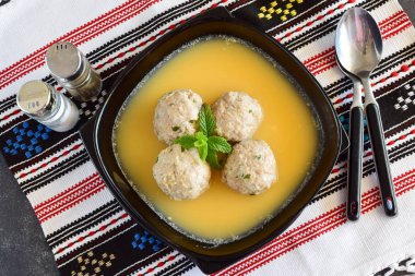 Nane ve limon-yumurta soslu pirinç köfteyle. Geleneksel Yunan yemekleri. Sağlıklı beslenme kavramı. Bizanslılar yaşam tarzı.