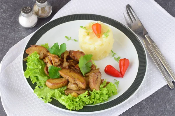 Fried boğa testisi krem ve otlar ile bir arka plan üzerinde beyaz bir tabak patates püresi ile servis. Sağlıklı gıda kavramı. — Stok fotoğraf