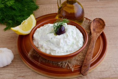 Cacık - salatalık, dereotu, zeytinyağı, limon ve sarımsak geleneksel bir kase yoğurt soslu geleneksel Yunan mutfağı. Üstten Görünüm