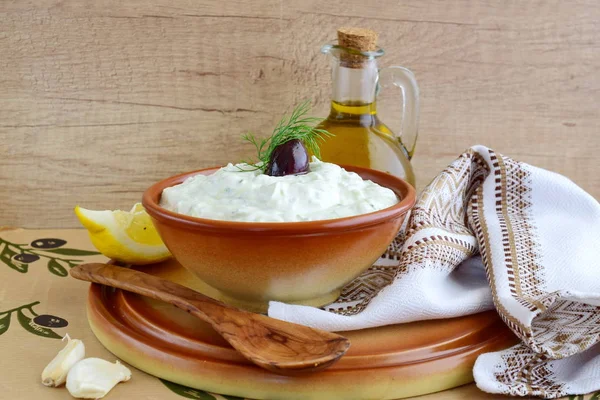 Tzatziki - йогуртовый соус с огурцом, укропом, оливковым маслом, лимоном и чесноком в традиционной миске, традиционная греческая кухня. — стоковое фото