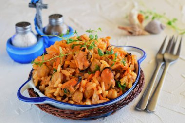 Kızarmış pilav midye, havuç ve soğan ile