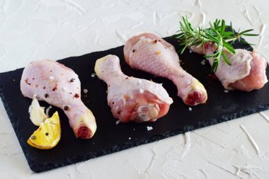 çiğ tavuk ayakları üzerinde siyah mazisi